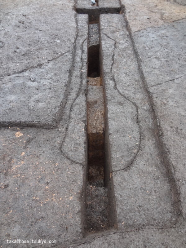 『橘樹郡家跡第32次調査現地見学会』発掘調査現場「正倉院の柱の遺構」