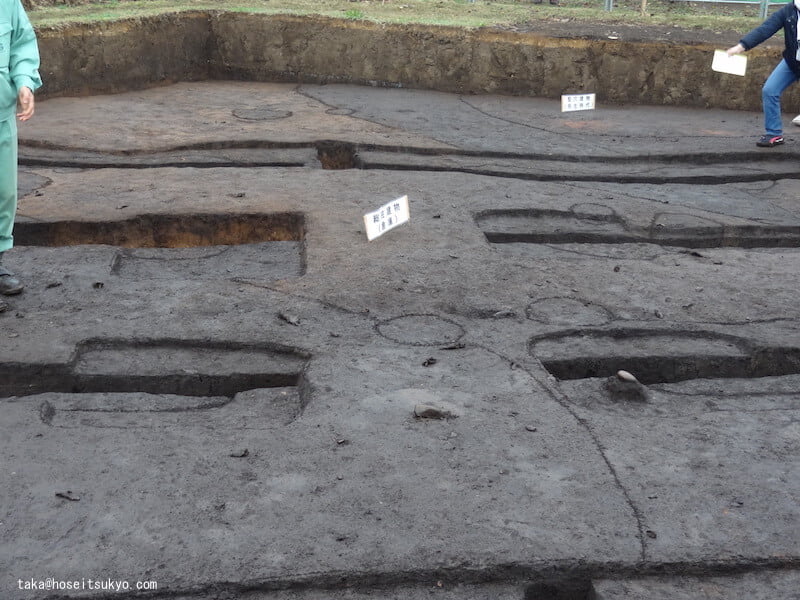『橘樹郡家跡第32次調査現地見学会』発掘調査現場「正倉院中央にあった4本の柱の遺構」拡大