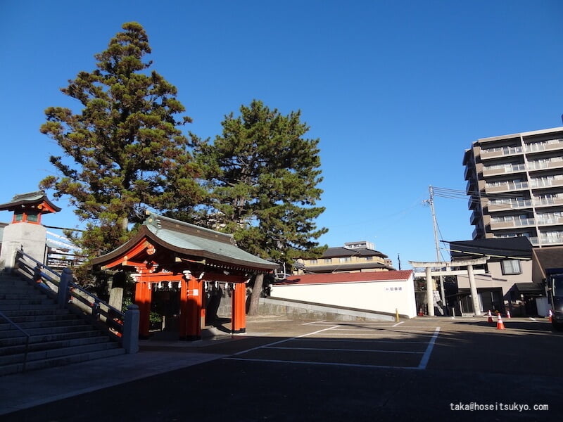 五社神社・諏訪神社｜境内の様子（手水舎と北口鳥居）
