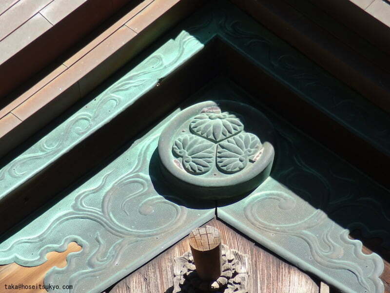 浜松八幡宮・社殿破風「葵の御紋」