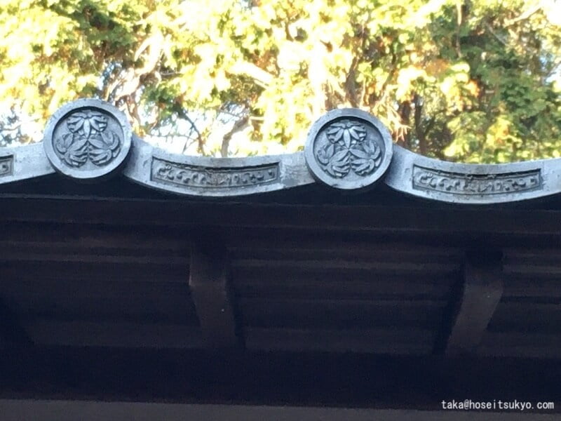 西来院・月窟廟（屋根瓦と葵の御紋）