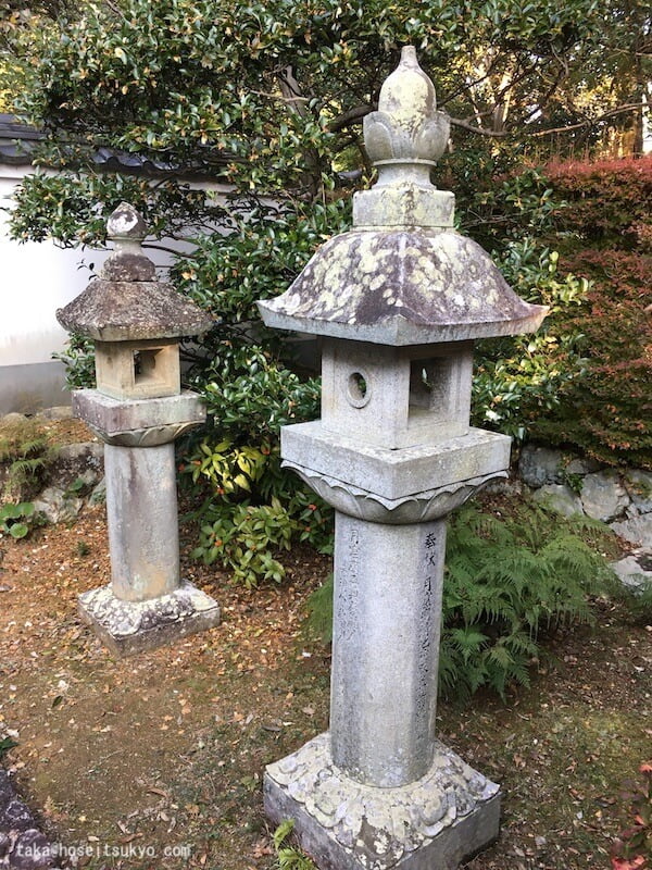 西来院・月窟廟（通路右側）