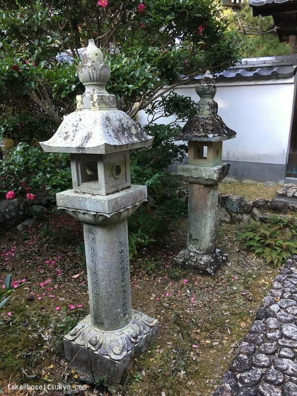 西来院・月窟廟（通路左側）