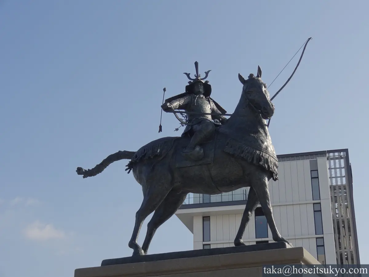 徳川家康公騎馬武者像（東岡崎駅）側面