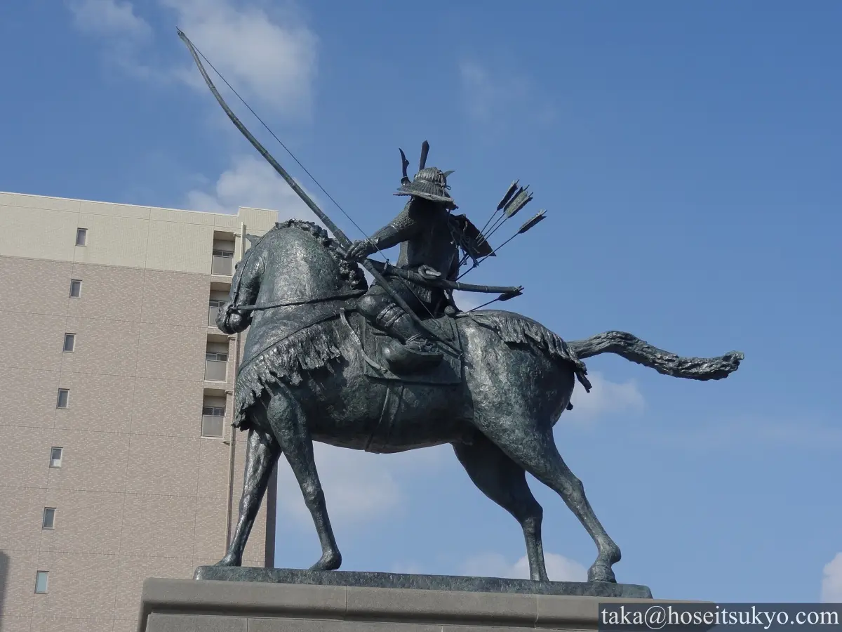 徳川家康公騎馬武者像（東岡崎駅）側面・背中側