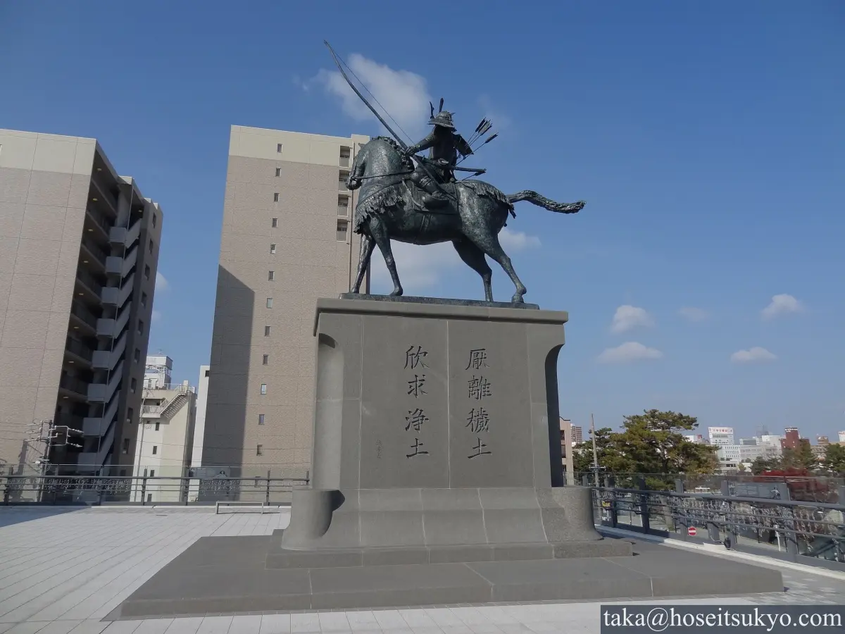 徳川家康公騎馬武者像（東岡崎駅）側面・背中側概観