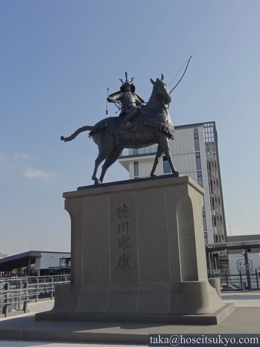 徳川家康公騎馬武者像（東岡崎駅）全景