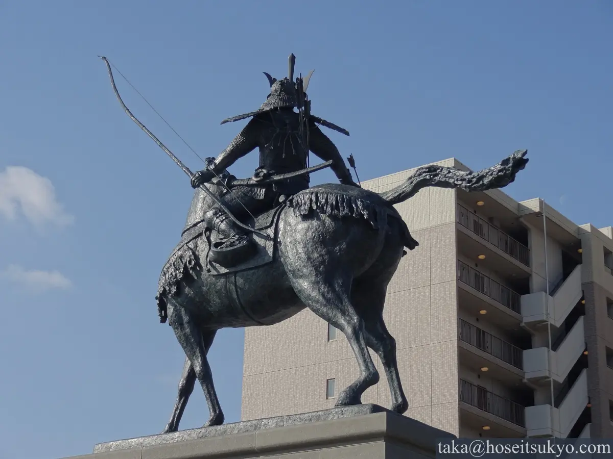 徳川家康公騎馬武者像（東岡崎駅）斜め後方