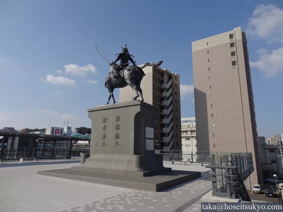 徳川家康公騎馬武者像（東岡崎駅）斜め後方・概観