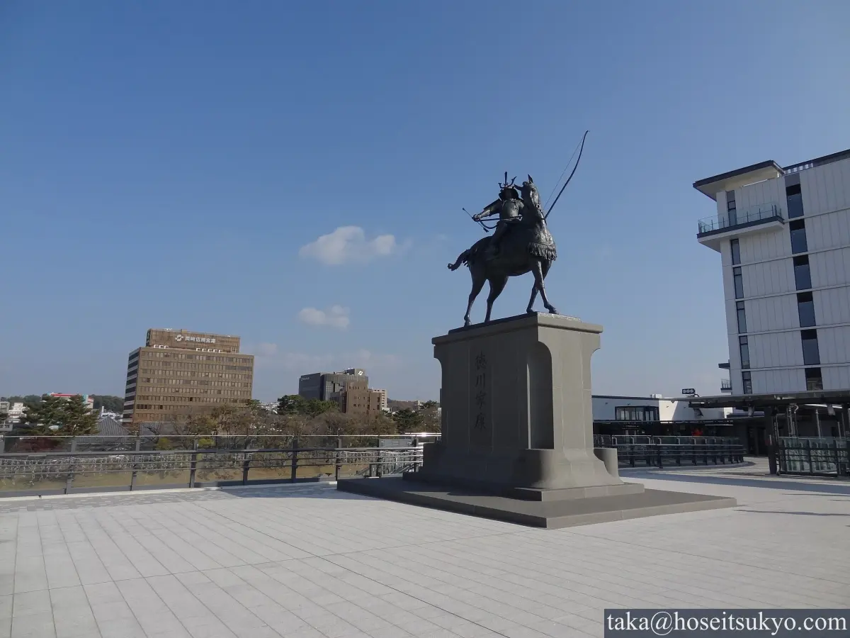 徳川家康公騎馬武者像（東岡崎駅）概観