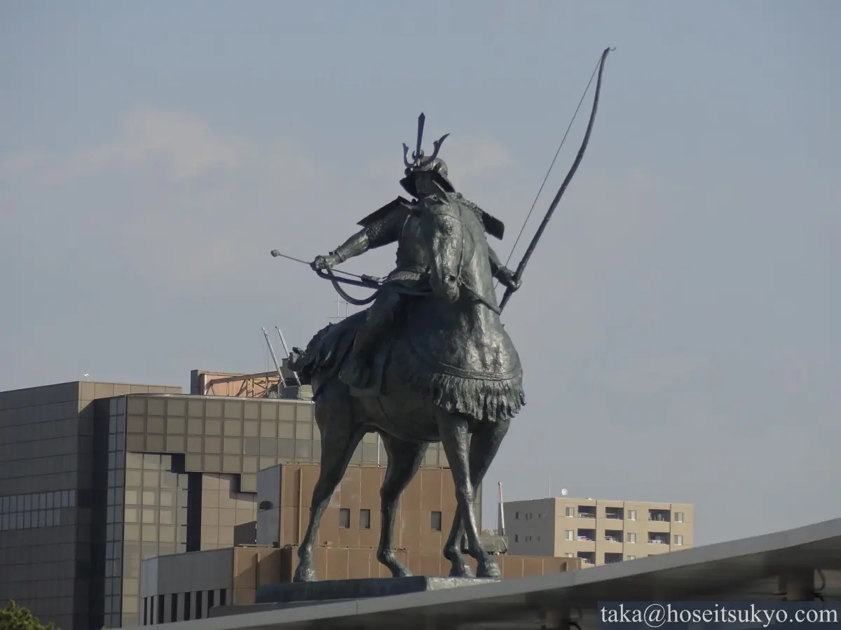 徳川家康公騎馬武者像（東岡崎駅）遠景斜め正面