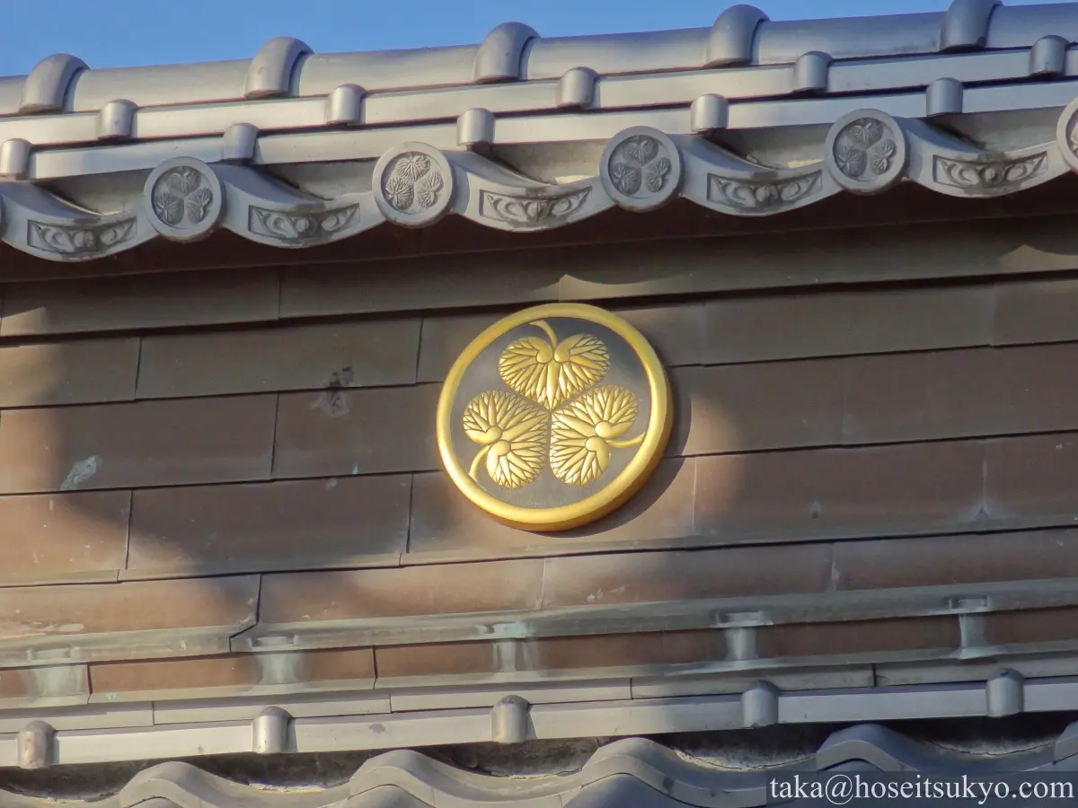 大光院・吉祥門（棟紋と瓦にある葵の御紋）