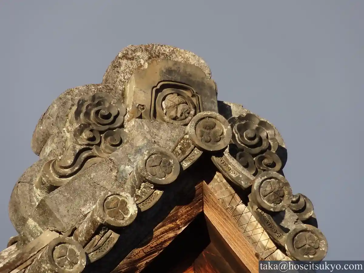大光院・大方丈の屋根瓦（葵の御紋）