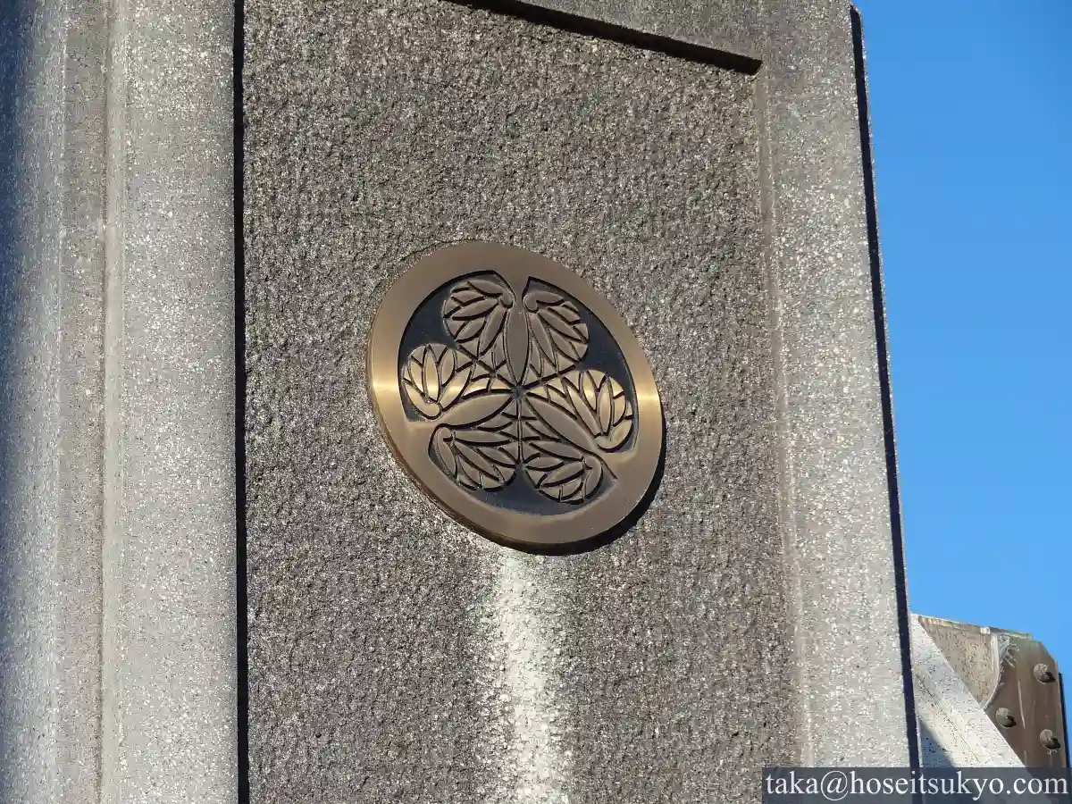 大光院・大門（葵の御紋）