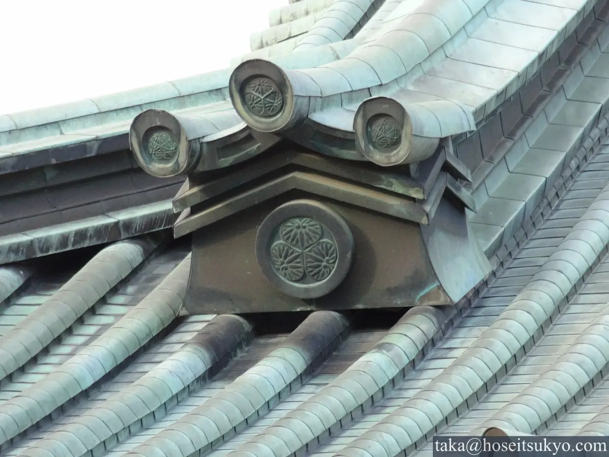 大光院・本堂の屋根瓦にある葵の御紋