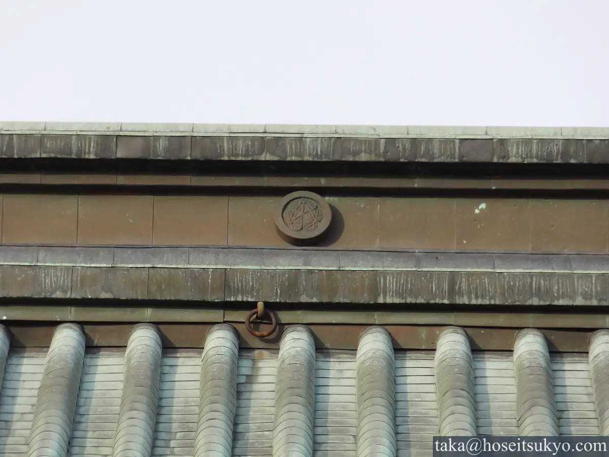 大光院・本堂の棟紋（葵の御紋）