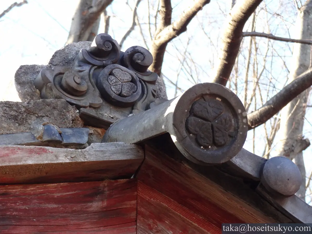 大光院・社の屋根瓦にある葵の御紋