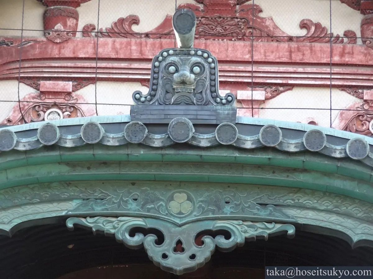 大光院・開山堂の破風（葵の御紋）