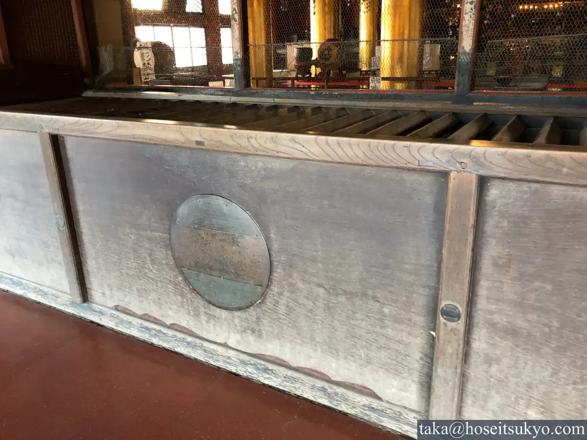 大光院・開山堂の賽銭箱