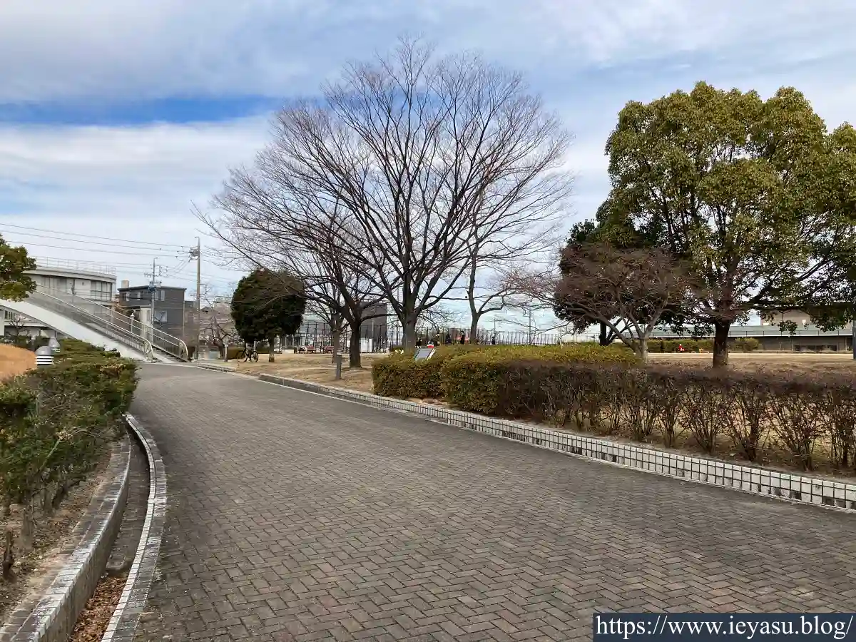堀秀政陣跡・記念碑と石田橋（遠景）