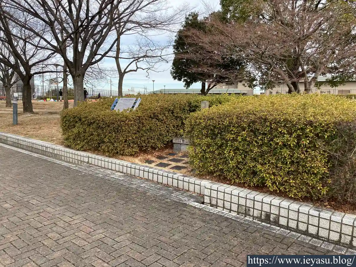 堀秀政陣跡・記念碑概観（右斜め前から）