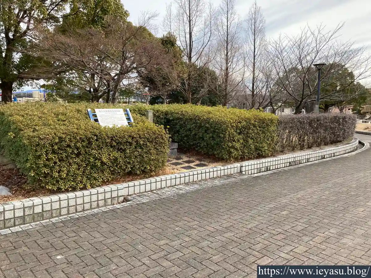 堀秀政陣跡・記念碑概観（左斜め前から）