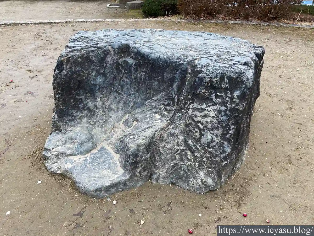 長久手古戦場跡・古戦場公園の「小牧長久手の戦い」縮景と床几石レプリカ（表面）