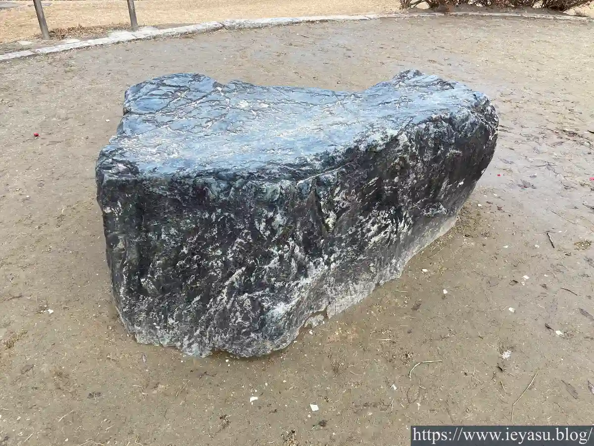 長久手古戦場跡・古戦場公園の「小牧長久手の戦い」縮景と床几石レプリカ（裏面）